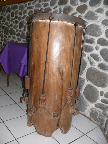 Trommel in der Kirche, Vaitahu 