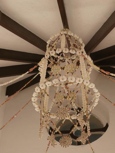 Schöner Muschellüster in der Kirche 