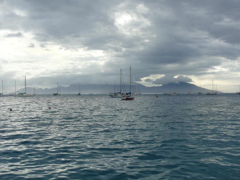 Suleika am Anker bei der Marina Taina – im Hintergrund Moorea 
