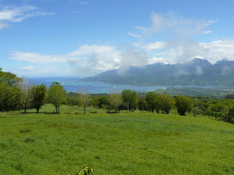 Blick auf die Hauptinsel Tahiti von der Halbinsel aus 
