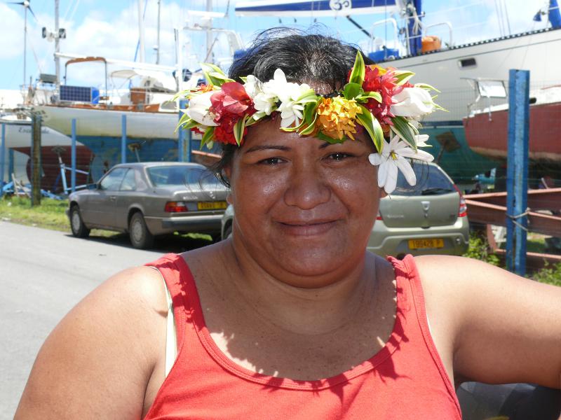 Polynesierin mit Blumenkranz 