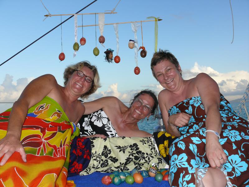 Ostereier färben – Bine, Ariane, Marion 