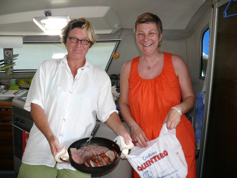 Bine und Marion mit einem Teil des Fleisches 