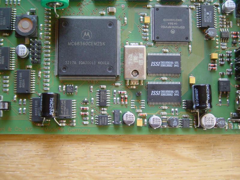 Pactor PTC–IIex – Elkos einlöten  (Foto von SCS) 