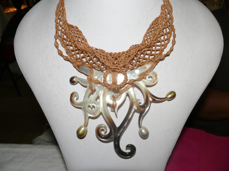 Typisches Collier – Perlen, Perlmutt und Kokosfasern 