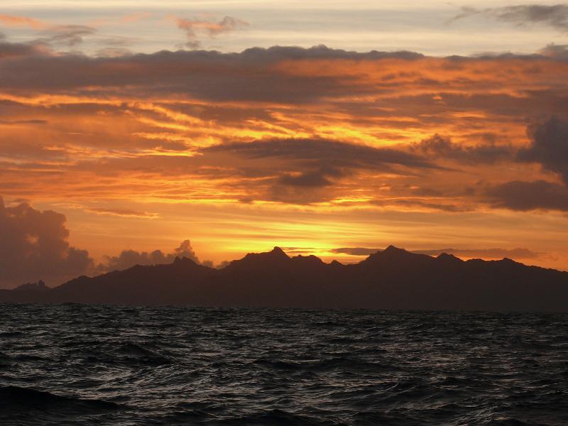 Sonnenaufgang hinter Huahine 
