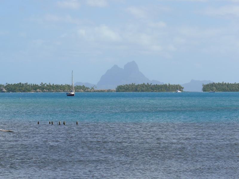 Suleika in der Bucht Tapuamu, Tahaa, mit Sicht auf Bora Bora  