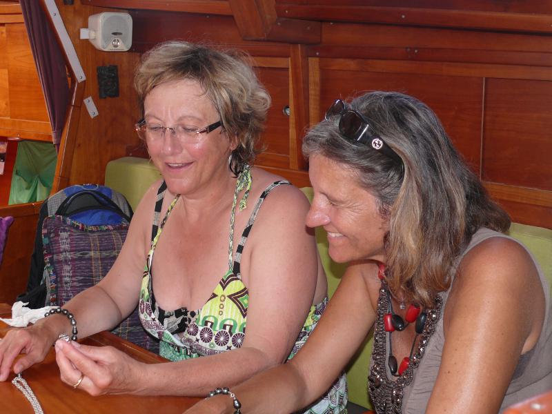 Doris und Michaela bei der Schmuckauswahl  