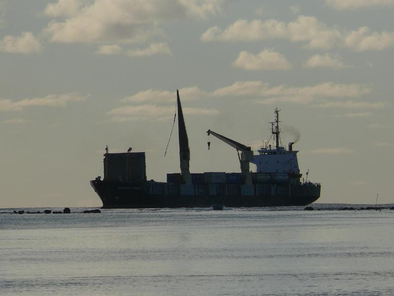 Das Versorgungsschiff vor Anker ausserhalb des Riffs 