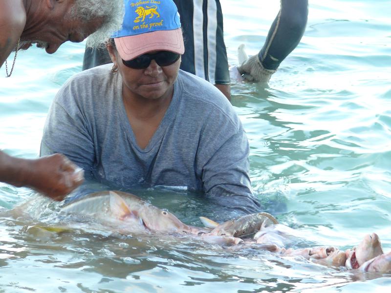 Kai Sue nimmt Fische aus 