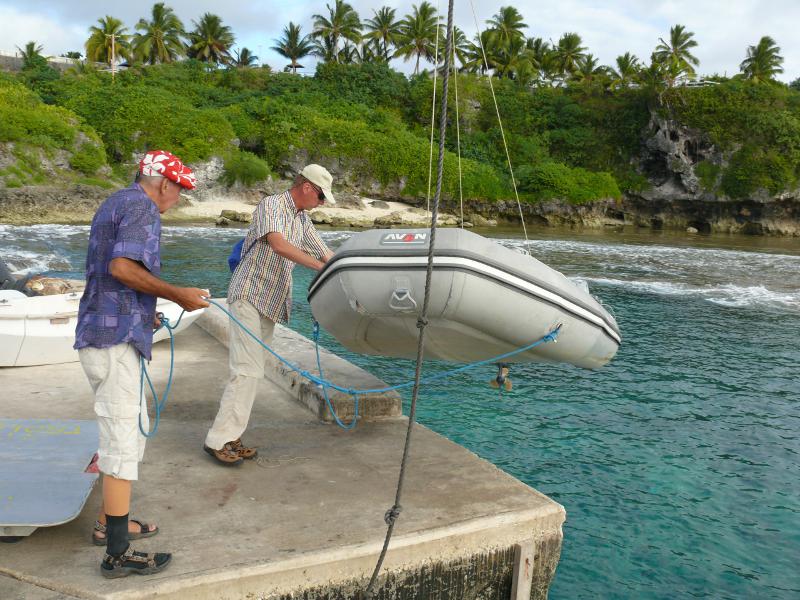 Martin und Holger wassern unser Dingi 