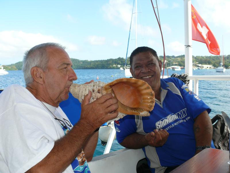 Martin bläst das Muschelhorn  