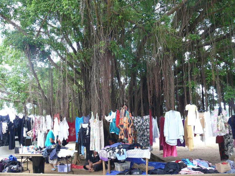Freiluftkleidermarkt in Neiafu 