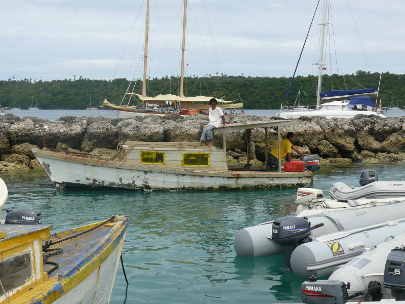 Dingis und Fischerboote – eng im Dingihafen 