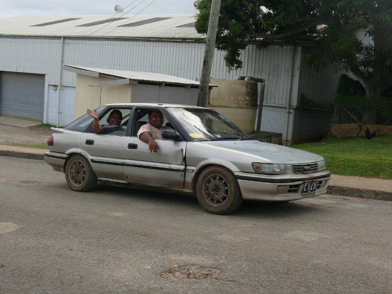 Fine und Saia fahren mit ihrem Auto nach Hause 