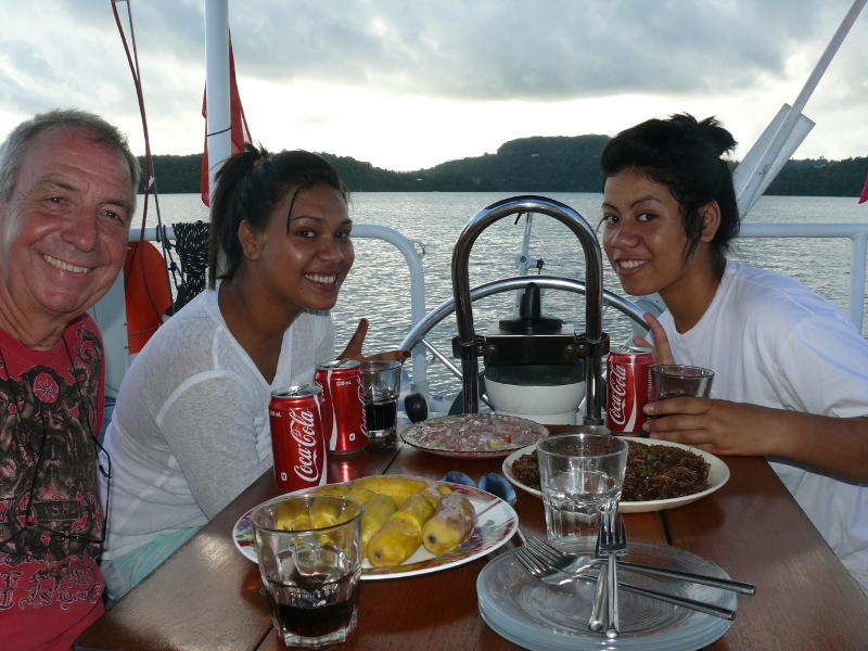 Martin, Tina und Lina mit tonganischem Essen auf Suleika 