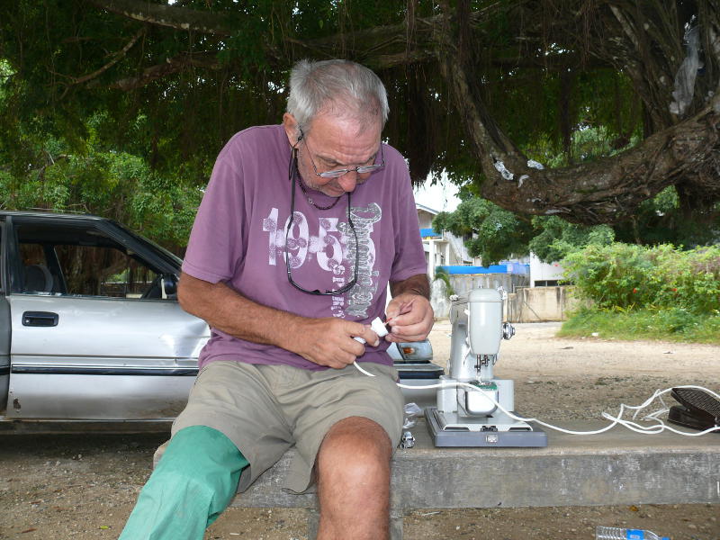 Martin montiert tonganischen Stecker 