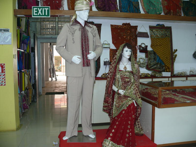 Indische Kleidung an westlichen Schaufensterpuppen 