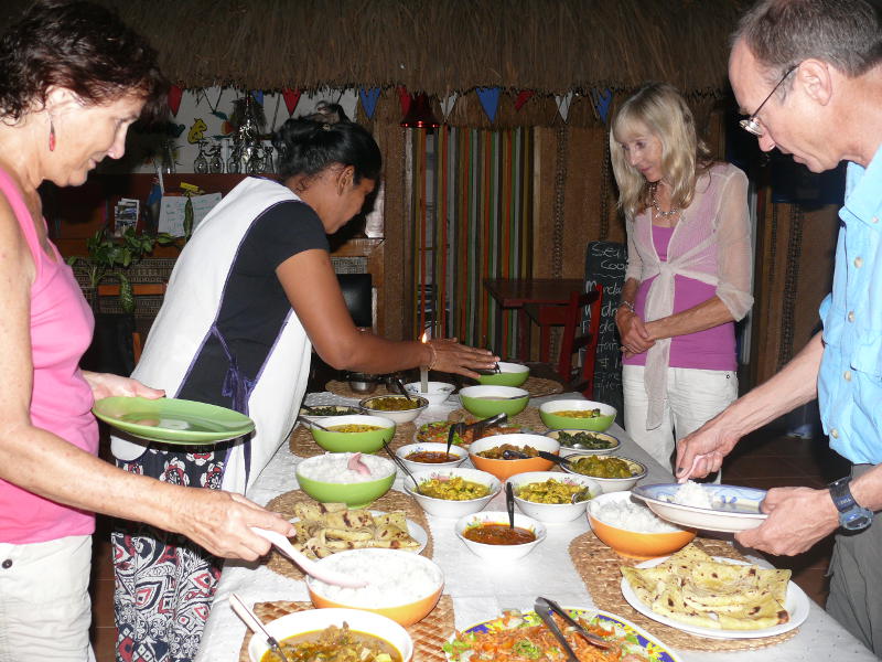 Currynight – Buffet mit Peg, Wirtin, Penny und Ken 