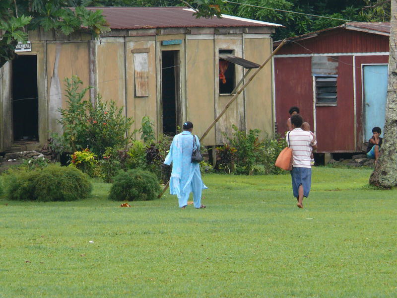 Buspassagiere kommen an in Navakawau 