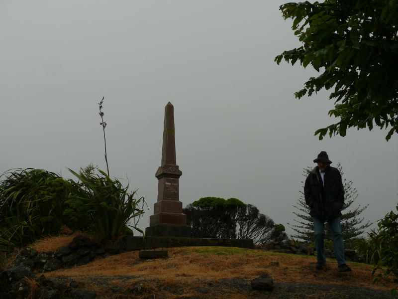 Maoridenkmal mit Hans Peter in Kaikohe 