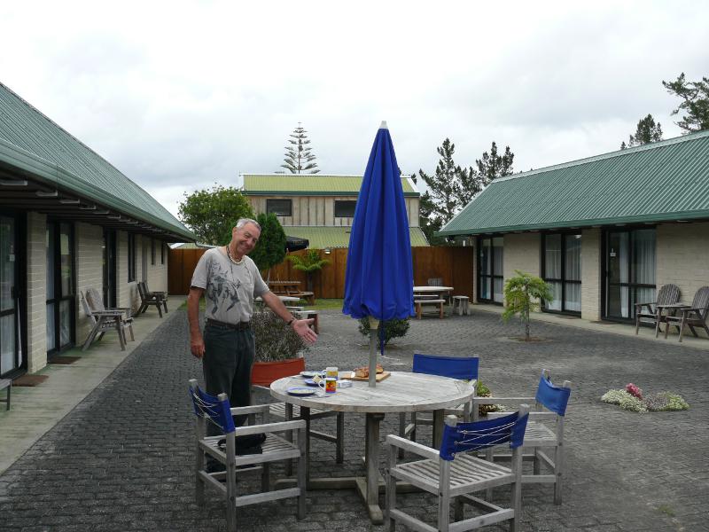 Zmörgele im Innenhof der Pine Lodge 