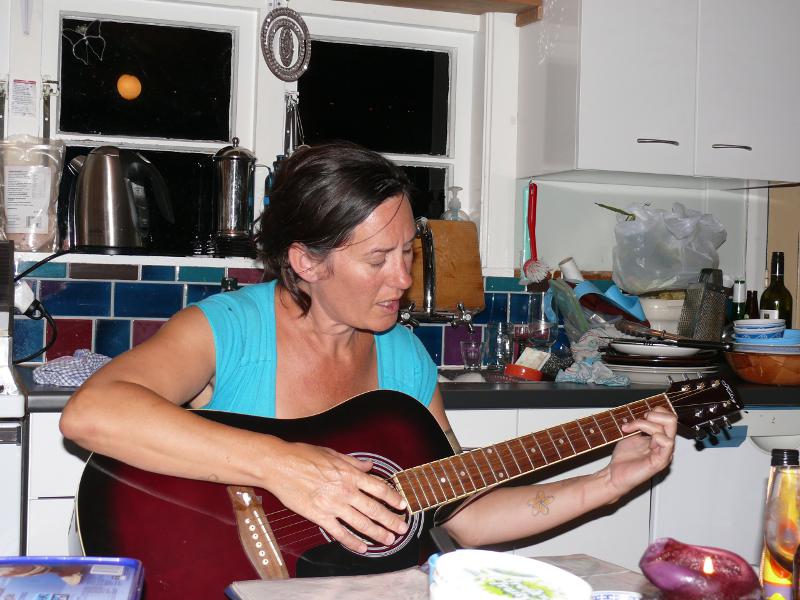 Jo singt zur Gitarre 