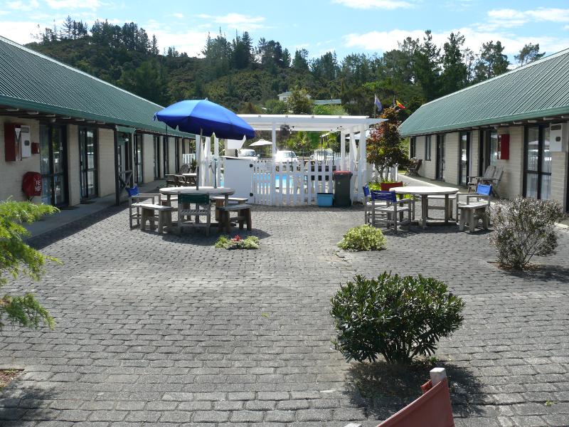 Innenhof der Pine Lodge 