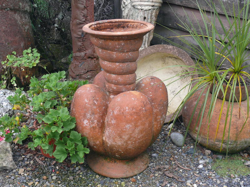 Topf in Barry Brickells Garten 