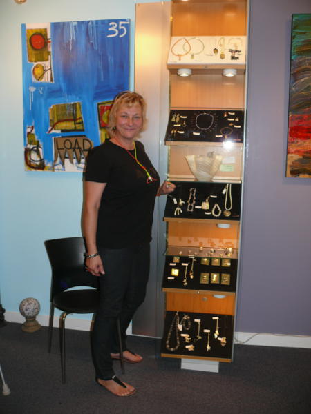 Marion an ihrer Vernissage, Whangarei 