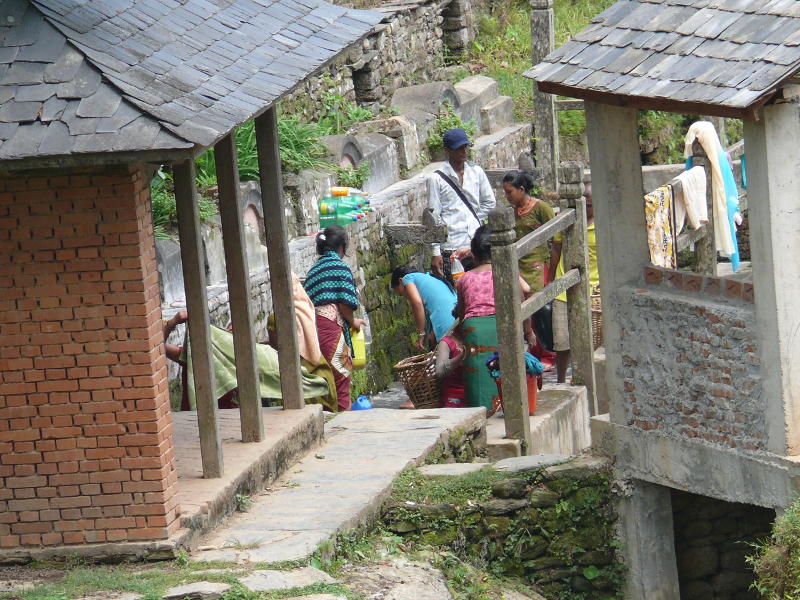 Wasser holen in Bandipur 