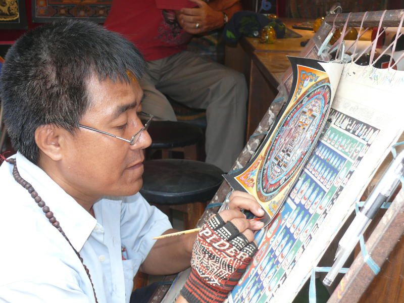 Achou Lama signiert sein Mandala 