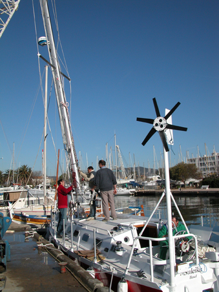 Der Mast wird gesetzt