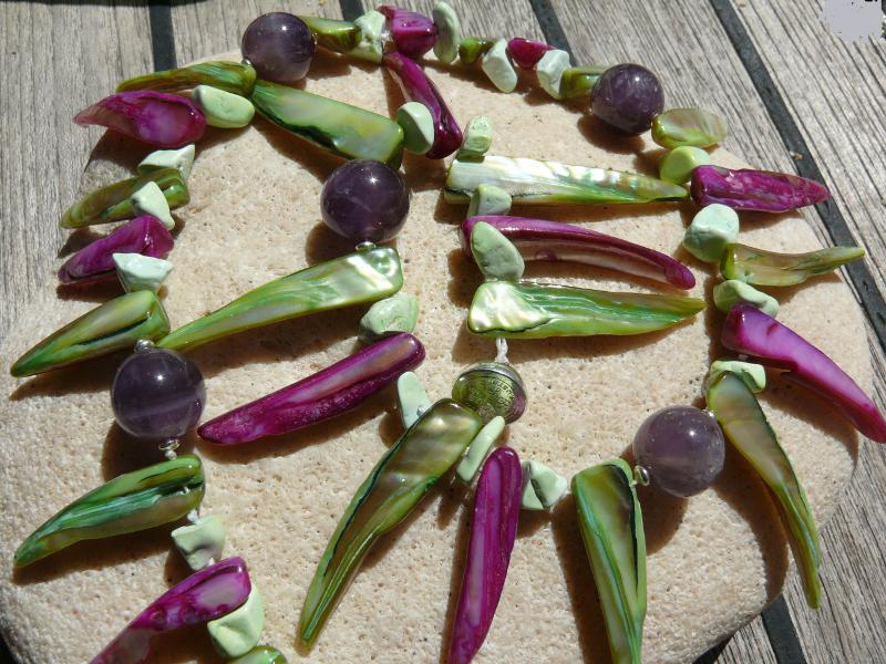 Drachenzähne - Permuttzähne, Amethysten, Silberrondellen und Magnetschliesse Collier
