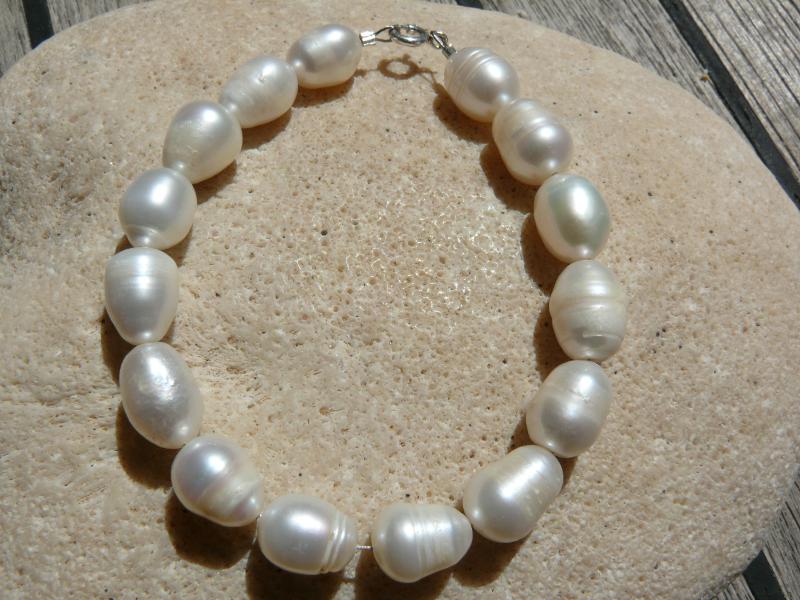 Sheila - Armband aus chinesischen weissen Zuchtperlen mit Federhaken 19cm