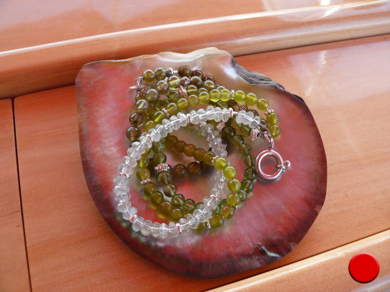Armband mit facettiertem Phrenit, Peridotkugeln, grünen Granatkugeln, Jadekugeln und Silberteilen