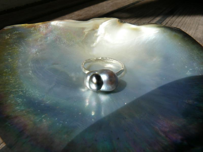 Wolke sieben - Silberfingerring mit einer Keshi
