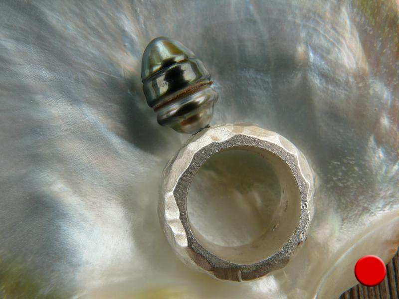 La verge - Gegossener Silberfingerring mit einer Tahiti Zuchtperle